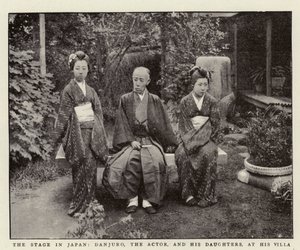 A színpad Japánban, Danjuro, a színész és lányai, a villájában alkotó: English Photographer