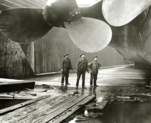 A Titanic propellerei a Thompson Graving Dock-ban, Harland & Wolff, Belfast, Írország, 1910-11 alkotó: English Photographer
