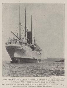 Az Union Castle Liner Braemar Castle Ashore, Gurnard és Thorness Bays között, Wight-sziget alkotó: English Photographer