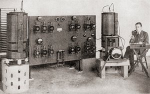 Az 1935-ben megjelent The Story of Twenty Five Years című művéből 1919-ben és 1920-ban a chelmsfordi Marconi Works-ben üzemelt első sugárzóadó működött Nagy-Britanniában. alkotó: English Photographer