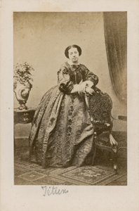 Theresa Titiens, énekes alkotó: English Photographer