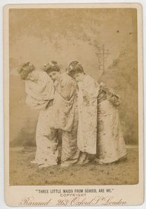 Három kislány az iskolából mi vagyunk alkotó: English Photographer