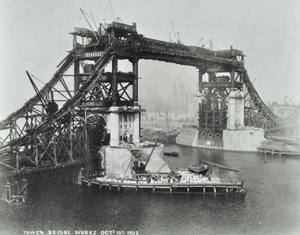 A Tower Bridge épül, 1892 alkotó: English Photographer