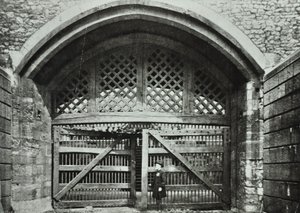 Londoni Tower, Tower Hill: Traitors Gate, 1890 alkotó: English Photographer