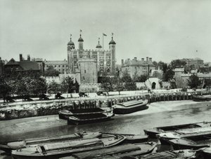 Londoni Tower, Tower Hill: a folyó mellett, 1895 alkotó: English Photographer