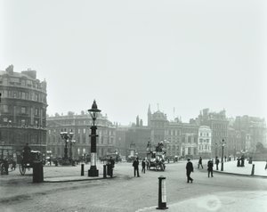 Trafalgar Square, Westminster LB: A Trafalgar Square keletre néz a Charing Cross felé, 1896 alkotó: English Photographer