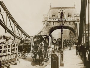 A Tower Bridge felett áthaladó forgalom alkotó: English Photographer