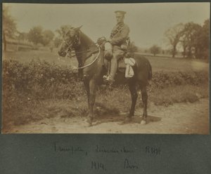 A Leicestershire Royal Horse Artillery trombitása egy kiképzőtáborban Dissben, 1914 alkotó: English Photographer