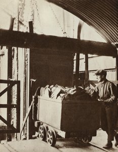 Palacső érkezik a skóciai West Calderben lévő olajpala-bánya felszínére (fekete-fehér fotó). alkotó: English Photographer