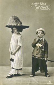 Két gyerek díszruhában (színes fotó) alkotó: English Photographer