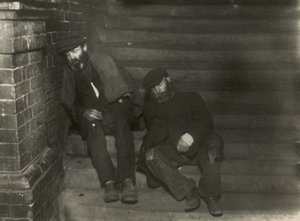 Két adagoló lépcsőkön alszik alkotó: English Photographer