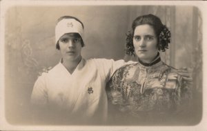 Két fiatal nő, egymás vállát átkarolva (fekete-fehér fotó) alkotó: English Photographer