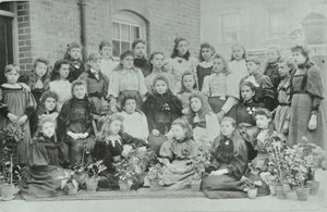 Ismeretlen lányosztály, 1896 alkotó: English Photographer