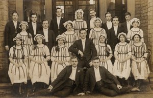 Fiatal férfiak és nők szokatlan csoportja, 20. század eleje (fekete-fehér fotó) alkotó: English Photographer