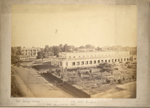 Kilátás az Old Dhaka College-ra és a régi bíróság épületére, 1875 körül (f/w fotó) alkotó: English Photographer