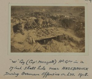 „W” Coy (Marryatt kapitány) HD Qrs egy 17 hüvelykes kagylólyukban HAZEBROUCK közelében a német offenzíva során a LYS-en, 1918 alkotó: English Photographer
