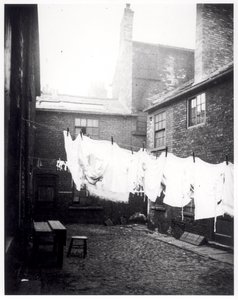Mosósor az Eagle and Child Yardban, Hunslet, Leeds, 1896. május 13. alkotó: English Photographer