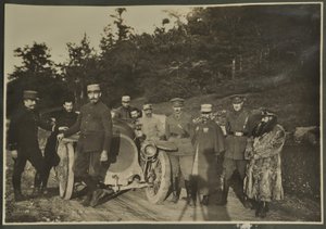 William Lawrence Bragg és Harold Roper egy csoport tagjaként egy motorkocsival egy hegyi úton, Vogézek, 1915 alkotó: English Photographer