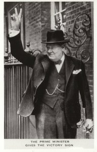 Winston Churchill a Downing Street 10. szám előtt a Győzelem táblát készíti, június 5. alkotó: English Photographer