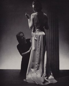 Nő, akinek ruhát szabnak (fekete-fehér fotó) alkotó: English Photographer