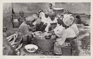 Kóladiót hámozó nők, Nigéria (f/w fotó) alkotó: English Photographer