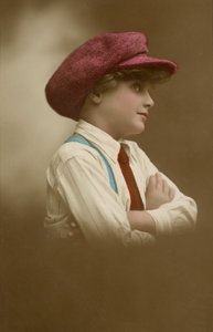 Fiatal lány sapkában (színes fotó) alkotó: English Photographer