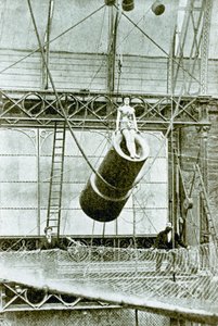 Zazel, akinek 1877-ben heti 100 fontot fizettek azért, hogy ágyúból lőjék. alkotó: English Photographer