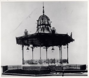 Díszítő banda az East End Parkban, Leedsben