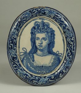 Egy delfti kék-fehér ovális királyi portrétábla Anna királynőről, valószínűleg London, 1705 körül alkotó: English School