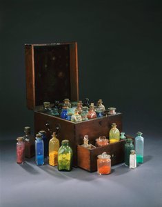 Egy mahagóni művész színes doboza, amely állítólag a HMS Bounty-tól John Adams tulajdonában van, és színes pigment (mahagóni) üvegeket tartalmaz. alkotó: English School