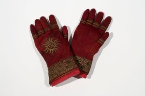 Egy pár kötött selyemkesztyű, valószínűleg egykor William Warham érseké volt, a 15. század végén vagy a 16. század elején (kötött selyem és arany cérna) alkotó: English School