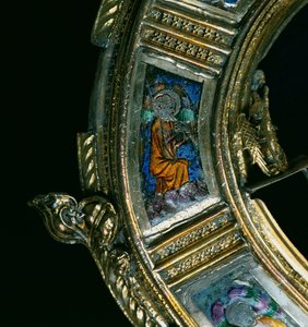 Angyal fúvós hangszeren játszik, részlet Wykehami Vilmos (kb. 1320-1404) crozier-éből (ezüst aranyozott és champleve zománc) (lásd: 205100-32) alkotó: English School