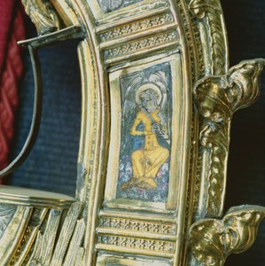Angyal furulyázik, részlet Wykehami Vilmos (kb. 1320-1404) crozier-ből (ezüst aranyozott és champleve zománc) (lásd: 205100-32)
