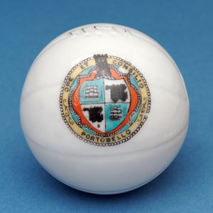 Páncélos emléktárgy miniatűr focilabda a Portobello pajzs dekoratív áthelyezésével (kerámia) alkotó: English School