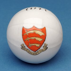 Páncélos emléktárgy miniatűr focilabda az edmontoni címer átadásával (kerámia) alkotó: English School