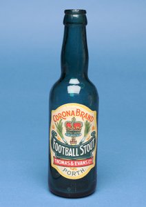 Egy üveg Corona Football Stout alkotó: English School