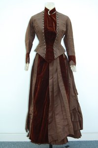 Barna ruha (szoknya és kis kabát), 1875 körül (selyem szatén) (lásd még: 3700631) alkotó: English School