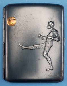 Cigarettatartó aranylabdát a levegőbe rúgó focistával. 1880 körül (fém) alkotó: English School