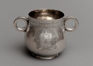 Csésze nagy hassal és vastag öntött peremmel, és egy pár ökörszem fogantyúval, 1675 (ezüst) alkotó: English School