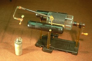 Hengeres elektrosztatikus gép, Leyden tégelyes (mahagóni, sárgaréz és üveg)