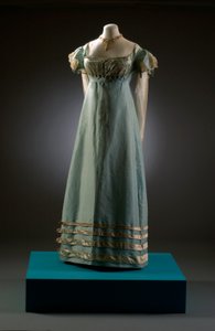 Kacsatojáskék estélyi ruha krémszínű ujjakkal, itt látható gyöngyékszerekkel, 1819 körül (selyem és csipke) alkotó: English School