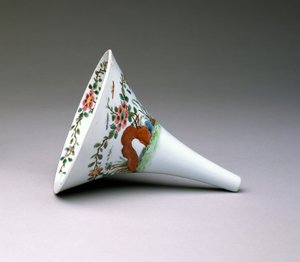 Famille Rose Bortölcsér, Worcester Porcelán, 1753-55 (zománcozott porcelán)