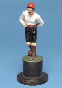 Labdarúgó a lábánál (kézzel festett fém) alkotó: English School