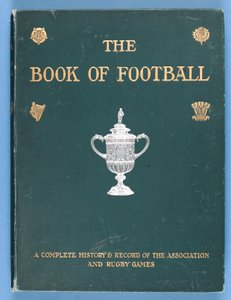 A The Book of Football elülső borítója. A szövetség és a rögbijátékok teljes története és feljegyzése 1905 alkotó: English School