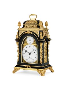 George III ormolura szerelt ebonizált, feltűnő és zenés, nyolcnapos kis méretű asztali óra, 1765 körül (ormolu és ebonizált fa tok) alkotó: English School