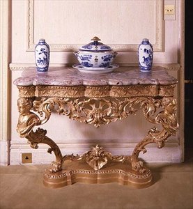 George II faragott konzolasztal, 1750 körül (aranyozott fa márványlappal) alkotó: English School