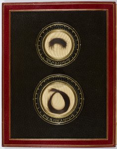 Az elülső borító belsejében Percy Bysshe Shelley és felesége, Mary Shelley hajtincsei (vegyes technika) alkotó: English School
