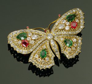 Késő viktoriánus, több drágakőből álló pillangós bross, 1880 körül (drágakövek)