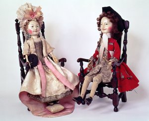 Lord és Lady Clapham, fából készült babák a Vilmos és Mária-korszakban, 17. vége, 1680-as évek (lásd még 2453)