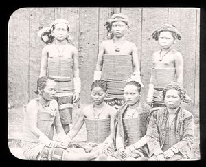 Varázslámpás dia a tenger női dyas törzséből, Borneó 1900 körül alkotó: English School